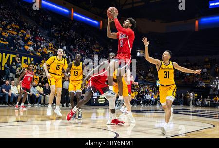 23. Januar 2022 Berkeley, CA USA Arizona-Garant Justin Kier (5) geht während des NCAA Men's Basketball Spiels zwischen Arizona Wildcats und den California Golden Bears in den Korb. Die Wildcats schlugen Kalifornien 96-71 im Hass Pavilion Berkeley Kalifornien Thurman James/CSM(Credit Image: &Copy; Thurman James/CSM via ZUMA Wire) Stockfoto