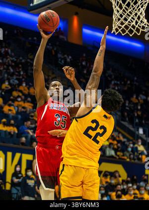 23. Januar 2022 Berkeley, CA USA Arizona Center Christian Koloko (35) fährt während des NCAA Männer Basketballspiels zwischen Arizona Wildcats und den California Golden Bears zum Basketball. Die Wildcats schlugen Kalifornien 96-71 im Hass Pavilion Berkeley Kalifornien Thurman James/CSM(Credit Image: &Copy; Thurman James/CSM via ZUMA Wire) Stockfoto