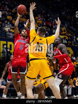 23. Januar 2022 Berkeley, CA USA, Arizona-Garant Justin Kier (5) geht während des NCAA Men's Basketball Spiels zwischen Arizona Wildcats und den California Golden Bears zum Basketball. Die Wildcats schlugen Kalifornien 96-71 im Hass Pavilion Berkeley Kalifornien Thurman James/CSM(Credit Image: &Copy; Thurman James/CSM via ZUMA Wire) Stockfoto
