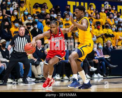 23. Januar 2022 Berkeley, CA, USA Arizona-Garant Bennedict Mathurin (0) geht während des NCAA Men's Basketball Spiels zwischen den Arizona Wildcats und den California Golden Bears zum Basketball. Die Wildcats schlugen Kalifornien 96-71 im Hass Pavilion Berkeley Kalifornien Thurman James/CSM(Credit Image: &Copy; Thurman James/CSM via ZUMA Wire) Stockfoto