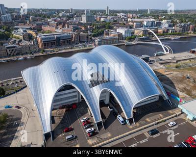 Luftaufnahme des Musik- und Kunstzentrums sage Gateshead am Ufer von Newcastle upon Tyne Stockfoto
