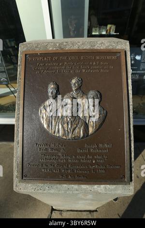 26. Dezember 2019, Greensboro, North Carolina, USA: Eine Gedenktafel vor dem International Civil Rights Center and Museum in Greensboro, NC.dedicated an die Greensboro Four. Die Sit-ins waren eine Reihe gewaltfreier Proteste zwischen Februar und Juli 1960, angeführt von Joseph McNeil, Franklin McCain, Ezell Blair Jr. und David Richmond, die dazu führten, dass Woolworth seine Politik der Rassentrennung im Süden, dem Katalysator der Bürgerrechtsbewegung, abhob. (Bild: © Bob Karp/ZUMA Press Wire) Stockfoto