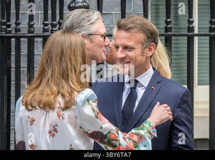 Keir Starmer und seine Frau Victoria begrüßen den französischen Präsidenten Emmanuel Macron und seine Frau Brigitte am zweiten Tag der Downing Street zu Gesprächen Stockfoto