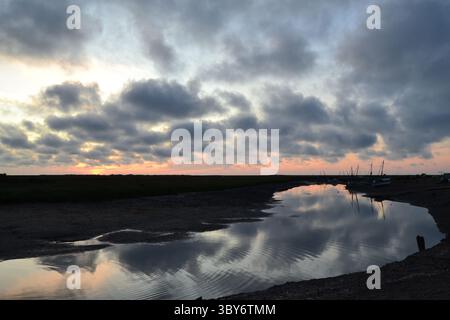 Blakeney war einst ein geschäftiger Hafen, aber heute ein Nebenwasser von Salzwiesen und Bächen. Im Bild schlängelt sich der Fluss Glaven bei Sonnenuntergang in Richtung Nordsee Stockfoto
