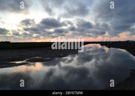 Blakeney war einst ein geschäftiger Hafen, aber heute ein Nebenwasser von Salzwiesen und Bächen. Im Bild schlängelt sich der Fluss Glaven bei Sonnenuntergang in Richtung Nordsee Stockfoto