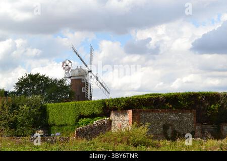 Die Windmühle in Cley neben dem Meer am Salzmarsch an einem Julitag. Vom Vogelschutzgebiet aus gesehen Stockfoto
