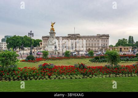 Buckingham Place mit Sommerblumenbeeten am frühen Abend, City of Westminster, London, England, Großbritannien. Stockfoto