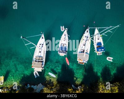 Top-down-Drohnen-Aufnahmen von Segelbooten in Kroatien Stockfoto