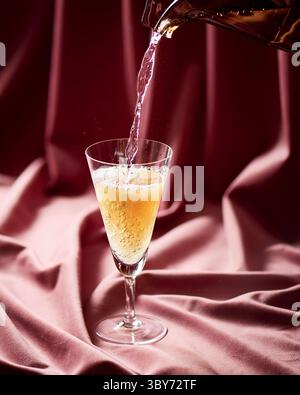 Alkoholfreier Birnen- und Rosmarin-Sekt Stockfoto