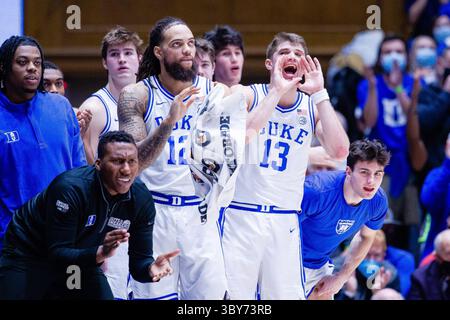 25. Januar 2022: Duke Blue Devils Forward Theo John (12) und Forward Joey Baker (13) feiern von der Bank, als Duke die Führung von den Clemson Tigers während der zweiten Hälfte des ACC Basketball Matchups im Cameron Indoor in Durham, NC, zurückübernimmt. (Scott Kinser/Cal Sport Media)(Credit Image: &Copy; Scott Kinser/CSM via ZUMA Wire) Stockfoto