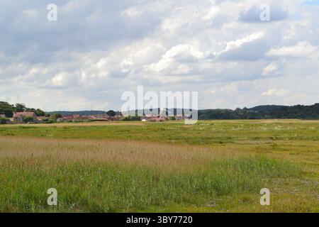 Ein Blick über den Salzwiesen des Vogelreservats Cley an der Nordküste von Norfolk ist ein großartiger Ort, um Watvögel und Zugvögel zu beobachten Stockfoto