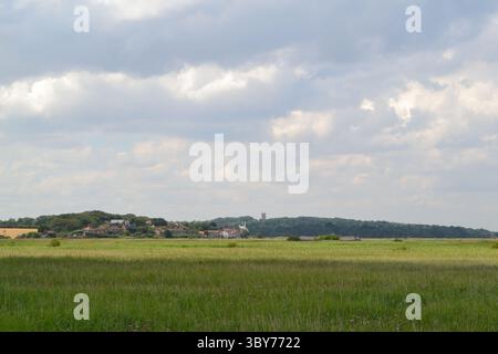 Ein Blick über den Salzwiesen des Vogelreservats Cley an der Nordküste von Norfolk ist ein großartiger Ort, um Watvögel und Zugvögel zu beobachten Stockfoto