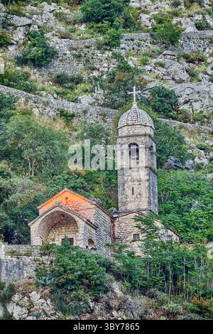 Die Kirche unserer Lieben Frau von Remedy ist eine römisch-katholische Kirche, die auf dem Hang des St. John Mountain thront und 1518 fertiggestellt wurde Stockfoto