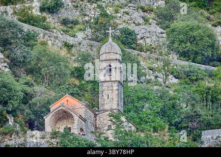 Die Kirche unserer Lieben Frau von Remedy ist eine römisch-katholische Kirche, die auf dem Hang des St. John Mountain thront und 1518 fertiggestellt wurde Stockfoto