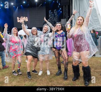 Festivalfans genießen die Musik beim Pracht Music Festival auf dem historischen Gelände der Wollaton Hall, Nottingham. Stockfoto