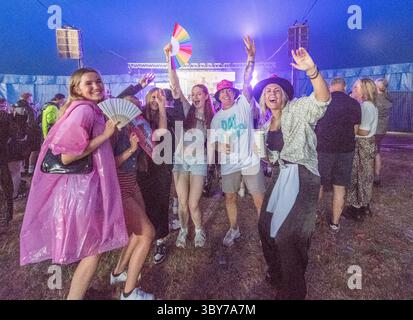 Festivalfans genießen die Musik beim Pracht Music Festival auf dem historischen Gelände der Wollaton Hall, Nottingham. Stockfoto