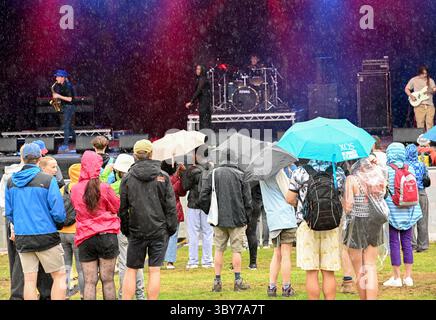 Festivalfans genießen die Musik beim Pracht Music Festival auf dem historischen Gelände der Wollaton Hall, Nottingham. Stockfoto