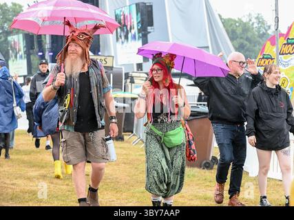 Festivalfans genießen die Musik beim Pracht Music Festival auf dem historischen Gelände der Wollaton Hall, Nottingham. Stockfoto