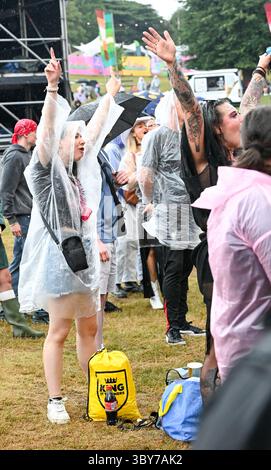 Festivalfans genießen die Musik beim Pracht Music Festival auf dem historischen Gelände der Wollaton Hall, Nottingham. Stockfoto