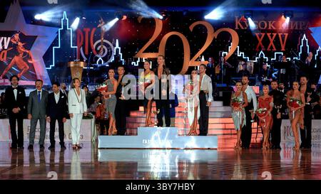 22. Januar 2022, Moskau, Russland: Auszeichnung von Tänzerinnen und Tänzerinnen im professionellen Programm der 25. Lateinamerikanischen Dance World Cup. Trotz drohender Pandemie fand in Moskau der 25. Lateinamerikanische Dance World Cup statt. Die besten Sport- und Tanzpaare traten schließlich im Staatlichen Kreml-Palast auf. (Foto: © Mihail Siergiejevicz/SOPA Images via ZUMA Press Wire) Stockfoto