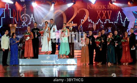 22. Januar 2022, Moskau, Russland: Auszeichnung von Tänzern im amerikanischen Programm beim 25. Lateinamerikanischen Dance World Cup. Der 25. Latin American Dance World Cup fand trotz drohender Pandemie in Moskau statt. Die besten Sport- und Tanzpaare traten schließlich im Staatlichen Kreml-Palast auf. (Foto: © Mihail Siergiejevicz/SOPA Images via ZUMA Press Wire) Stockfoto