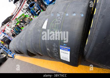 BRISTOL, TN - 19. März 2011: Die Besatzungen passen ihre neuen Reifen für das Jeff Byrd 500 Rennen auf dem Bristol Motor Speedway in Bristol, TN, an. (Bild: © Walter G. Arce Sr./ZUMA Press Wire) Stockfoto