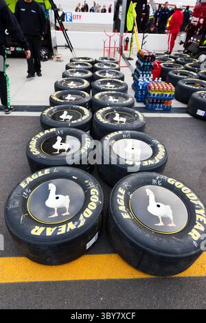 BRISTOL, TN - 19. März 2011: Die Besatzungen passen ihre neuen Reifen für das Jeff Byrd 500 Rennen auf dem Bristol Motor Speedway in Bristol, TN, an. (Bild: © Walter G. Arce Sr./ZUMA Press Wire) Stockfoto