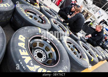 BRISTOL, TN - 19. März 2011: Die Besatzungen passen ihre neuen Reifen für das Jeff Byrd 500 Rennen auf dem Bristol Motor Speedway in Bristol, TN, an. (Bild: © Walter G. Arce Sr./ZUMA Press Wire) Stockfoto