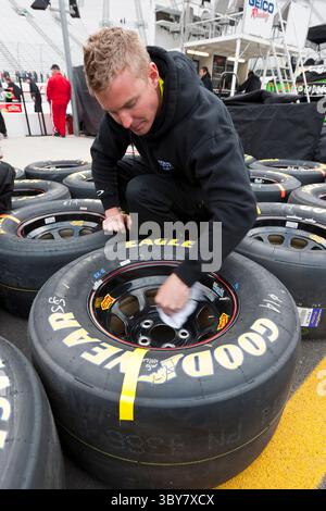 BRISTOL, TN - 19. März 2011: Die Besatzungen passen ihre neuen Reifen für das Jeff Byrd 500 Rennen auf dem Bristol Motor Speedway in Bristol, TN, an. (Bild: © Walter G. Arce Sr./ZUMA Press Wire) Stockfoto