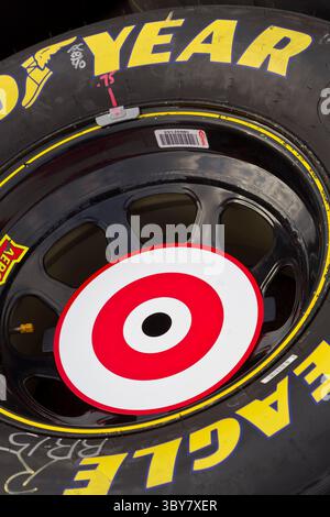 BRISTOL, TN - 19. März 2011: Die Besatzungen passen ihre neuen Reifen für das Jeff Byrd 500 Rennen auf dem Bristol Motor Speedway in Bristol, TN, an. (Bild: © Walter G. Arce Sr./ZUMA Press Wire) Stockfoto