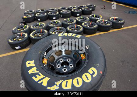BRISTOL, TN - 19. März 2011: Die Besatzungen passen ihre neuen Reifen für das Jeff Byrd 500 Rennen auf dem Bristol Motor Speedway in Bristol, TN, an. (Bild: © Walter G. Arce Sr./ZUMA Press Wire) Stockfoto