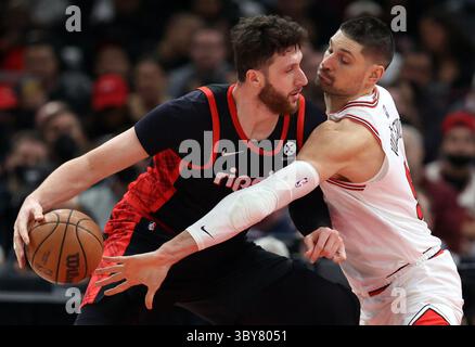 30. Januar 2022: Chicago Bulls Center Nikola VuÃ„Â eviÃ„â€ (9) verteidigt das Portland Trail Blazers Center Jusuf NurkiÃ„â€ (27) in der ersten Hälfte Sonntag, 30. Januar 2022, im United Center. (Bild: © Brian Cassella/Chicago Tribune/TNS via ZUMA Press Wire) Stockfoto
