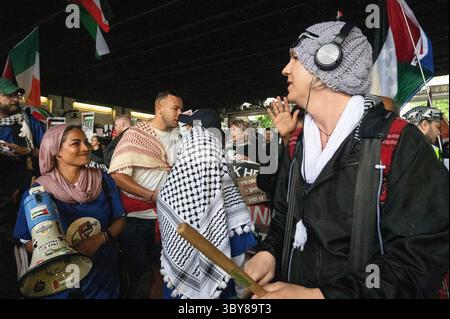 Am 19. Juli 2025 versammelten sich Demonstranten im strömenden Regen an der Botschaft im Zentrum von London, um die Menschen in Palästina und Gaza zu unterstützen. Stockfoto
