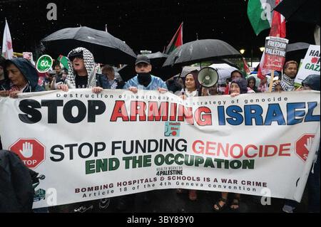 Am 19. Juli 2025 versammelten sich Demonstranten im strömenden Regen an der Botschaft im Zentrum von London, um die Menschen in Palästina und Gaza zu unterstützen. Stockfoto