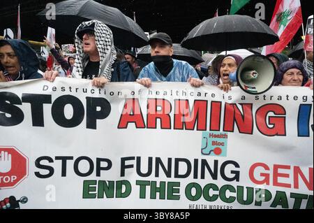 Am 19. Juli 2025 versammelten sich Demonstranten im strömenden Regen an der Botschaft im Zentrum von London, um die Menschen in Palästina und Gaza zu unterstützen. Stockfoto