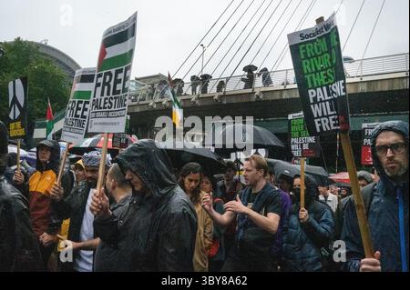 Am 19. Juli 2025 versammelten sich Demonstranten im strömenden Regen an der Botschaft im Zentrum von London, um die Menschen in Palästina und Gaza zu unterstützen. Stockfoto