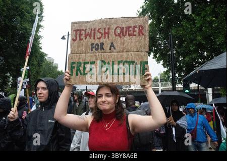 Am 19. Juli 2025 versammelten sich Demonstranten im strömenden Regen an der Botschaft im Zentrum von London, um die Menschen in Palästina und Gaza zu unterstützen. Stockfoto