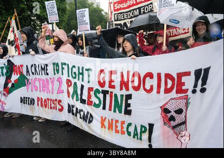Am 19. Juli 2025 versammelten sich Demonstranten im strömenden Regen an der Botschaft im Zentrum von London, um die Menschen in Palästina und Gaza zu unterstützen. Stockfoto
