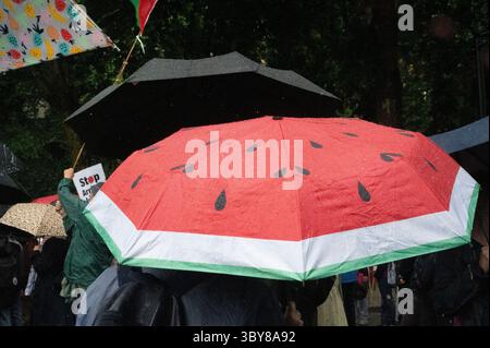 Am 19. Juli 2025 versammelten sich Demonstranten im strömenden Regen an der Botschaft im Zentrum von London, um die Menschen in Palästina und Gaza zu unterstützen. Stockfoto