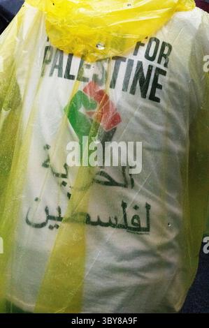 Am 19. Juli 2025 versammelten sich Demonstranten im strömenden Regen an der Botschaft im Zentrum von London, um die Menschen in Palästina und Gaza zu unterstützen. Stockfoto