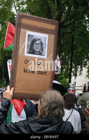 Am 19. Juli 2025 versammelten sich Demonstranten im strömenden Regen an der Botschaft im Zentrum von London, um die Menschen in Palästina und Gaza zu unterstützen. Stockfoto