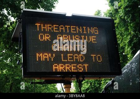 Am 19. Juli 2025 versammelten sich Demonstranten im strömenden Regen an der Botschaft in Zentral-London, um die Menschen in Palästina und Gaza zu unterstützen. Stockfoto