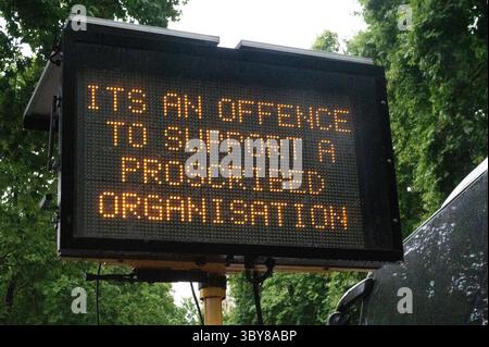Am 19. Juli 2025 versammelten sich Demonstranten im strömenden Regen an der Botschaft im Zentrum von London, um die Menschen in Palästina und Gaza zu unterstützen. Stockfoto