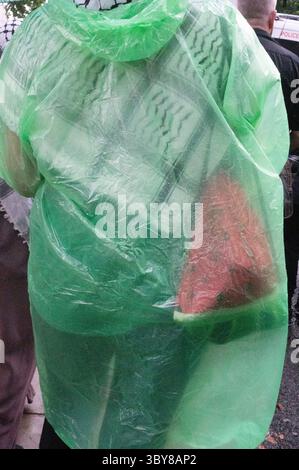 Am 19. Juli 2025 versammelten sich Demonstranten im strömenden Regen an der Botschaft im Zentrum von London, um die Menschen in Palästina und Gaza zu unterstützen. Stockfoto