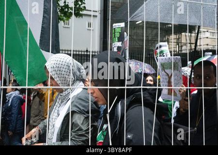 Am 19. Juli 2025 versammelten sich Demonstranten im strömenden Regen an der Botschaft im Zentrum von London, um die Menschen in Palästina und Gaza zu unterstützen. Stockfoto