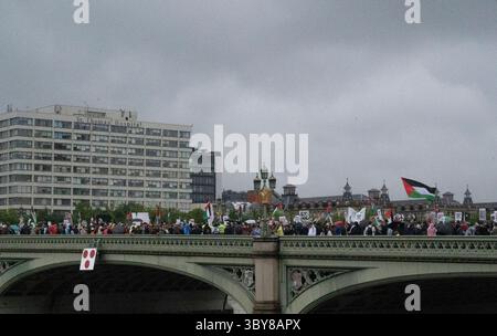 Am 19. Juli 2025 versammelten sich Demonstranten im strömenden Regen an der Botschaft im Zentrum von London, um die Menschen in Palästina und Gaza zu unterstützen. Stockfoto