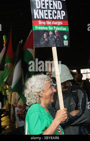 Am 19. Juli 2025 versammelten sich Demonstranten im strömenden Regen an der Botschaft im Zentrum von London, um die Menschen in Palästina und Gaza zu unterstützen. Stockfoto