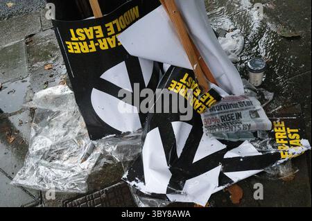 Am 19. Juli 2025 versammelten sich Demonstranten im strömenden Regen an der Botschaft im Zentrum von London, um die Menschen in Palästina und Gaza zu unterstützen. Stockfoto
