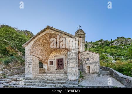 Die Kirche unserer Lieben Frau von Remedy ist eine römisch-katholische Kirche, die auf dem Hang des St. John Mountain thront und 1518 fertiggestellt wurde Stockfoto