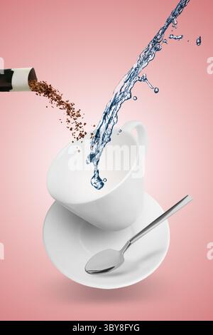 Sofortkaffee zubereiten. Kombination von Granulat aus Beuteln und Wasser im Becher vor rosa Hintergrund Stockfoto